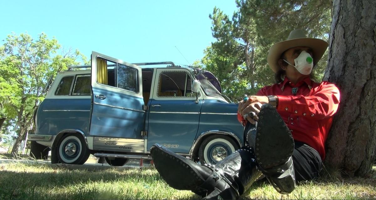 &Ccedil;orumlu 'kovboy hoca'dan sosyal izolasyonlu korona &ouml;nlemi