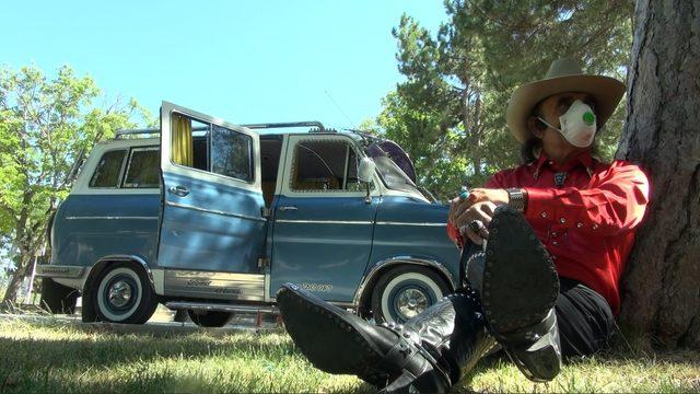 Çorumlu 'kovboy hoca'dan sosyal izolasyonlu korona önlemi