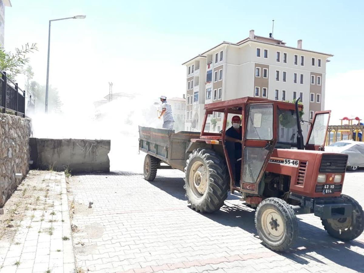 Altıntaş&rsquo;ta &ccedil;&ouml;p konteynerleri ila&ccedil;lanıyor