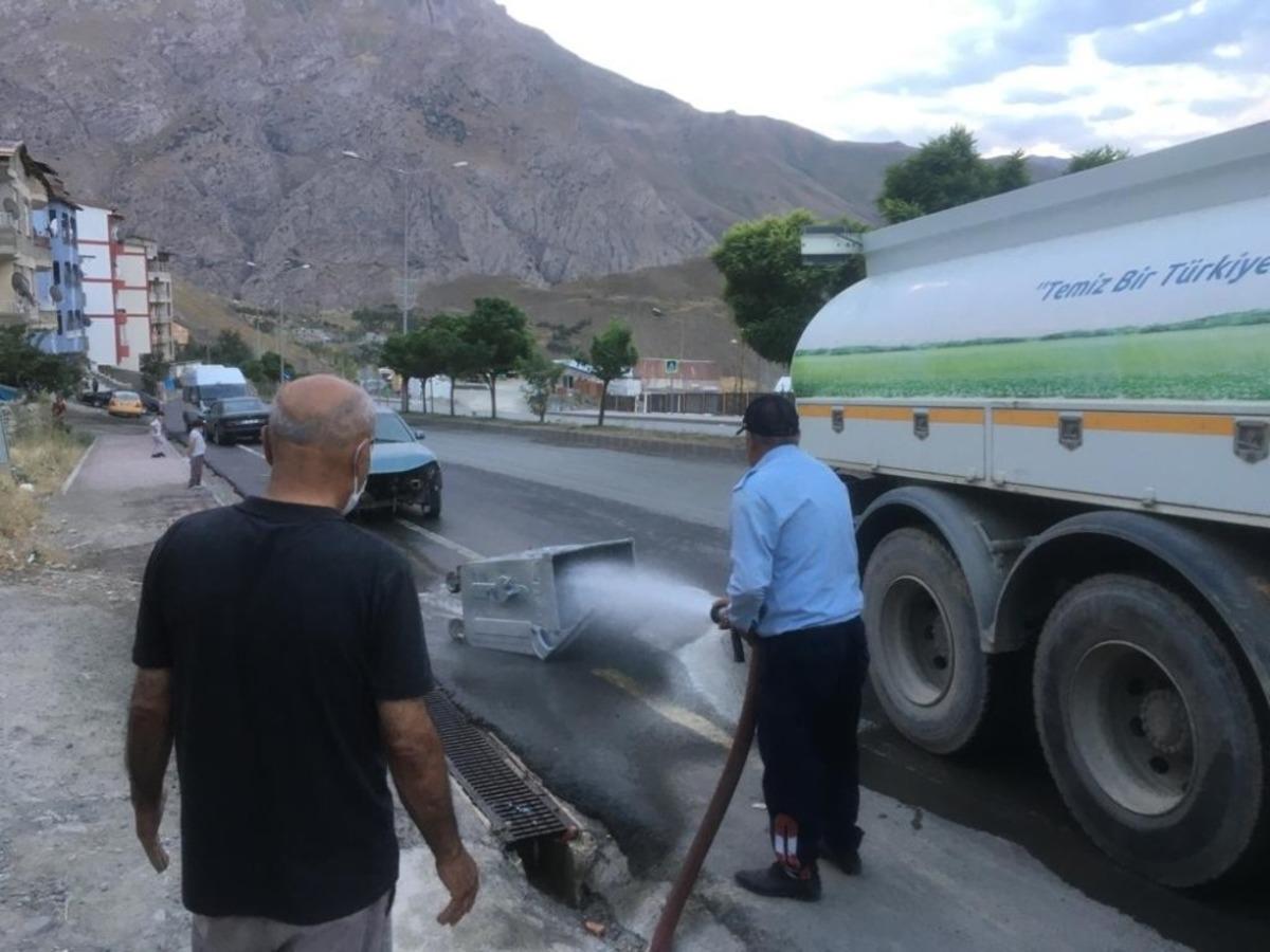 Hakkari&rsquo;de &ccedil;&ouml;p konteynerleri dezenfekte ediliyor
