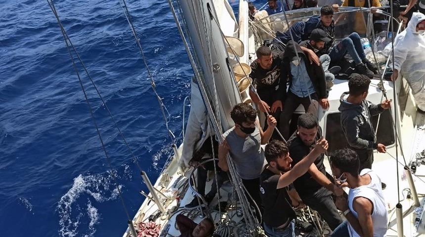 Marmaris a&ccedil;ıklarında 63 sığınmacı kurtarıldı