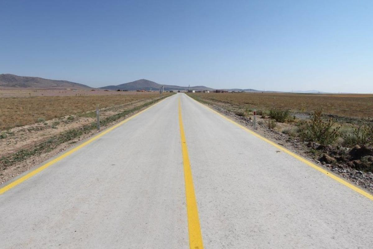 Altıntaş&rsquo;ta k&ouml;y yollarına ilk kez beton asfalt