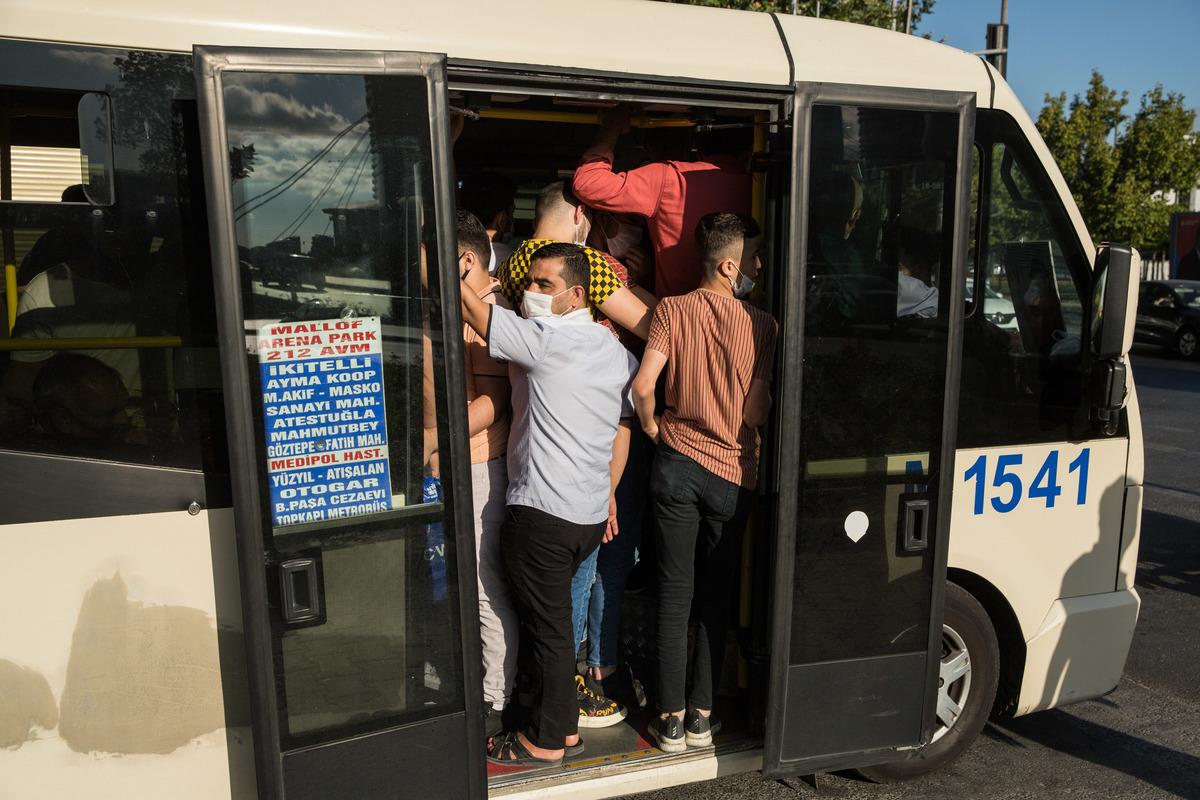 İstanbul'da tıka basa yolculuk! Ne koronayı, ne de sosyal mesafeyi umursadılar