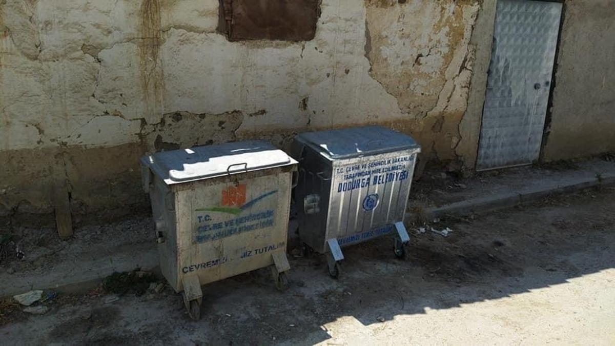 Eski &ccedil;&ouml;p konteynerleri yenisiyle değiştiriliyor