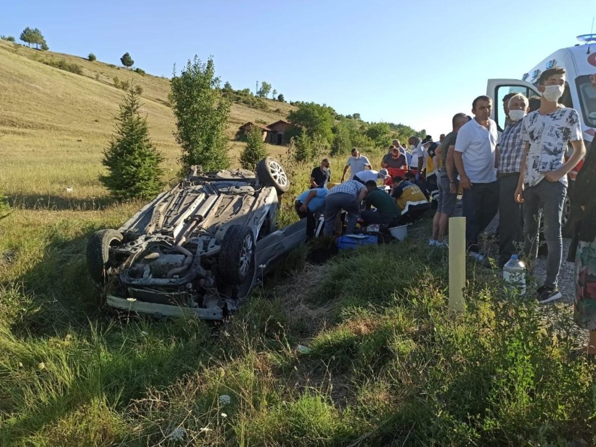 Kastamonu&rsquo;da yoldan &ccedil;ıkan otomobil takla attı: 2 yaralı