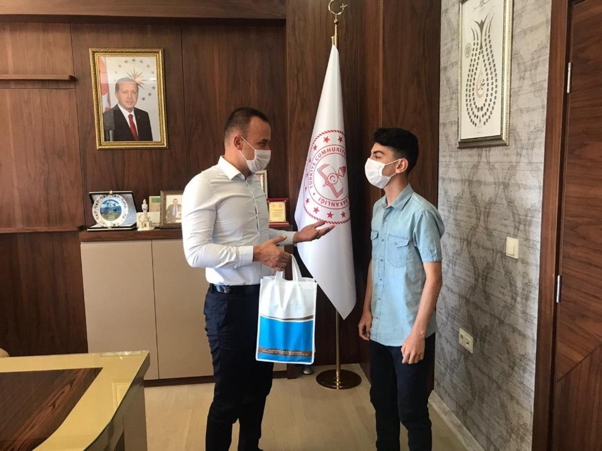 Ağrılı Yazılım Şampiyonu &ouml;ğrenci Atılmış&rsquo;tan Milli Eğitim M&uuml;d&uuml;r&uuml; Tekin&rsquo;e ziyaret