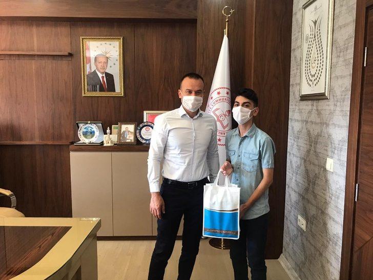 Ağrılı Yazılım Şampiyonu öğrenci Atılmış’tan Milli Eğitim Müdürü Tekin’e ziyaret G3