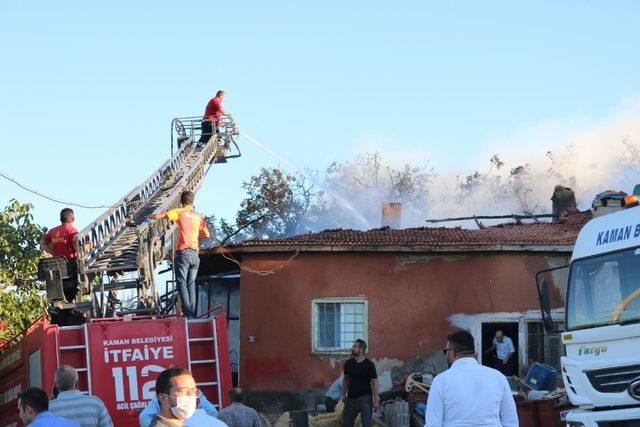 Mandırada çıkan yangında bir ev kullanılamaz hale geldi