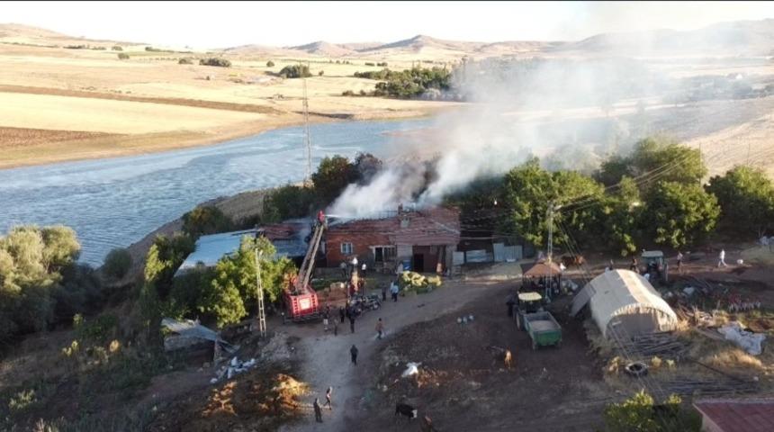 Mandırada çıkan yangında bir ev kullanılamaz hale geldi