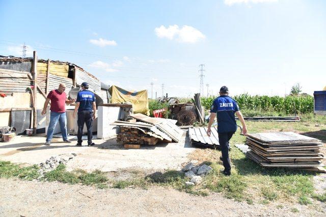 Kartepe’de kaçak ahırların yıkımı devam ediyor