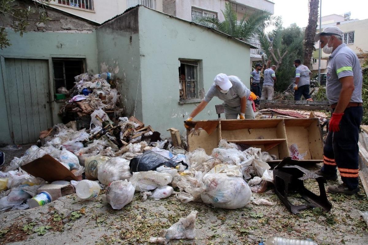 Sahibinin hayatını kaybettiği evden 3 kamyon &ccedil;&ouml;p &ccedil;ıkarıldı
