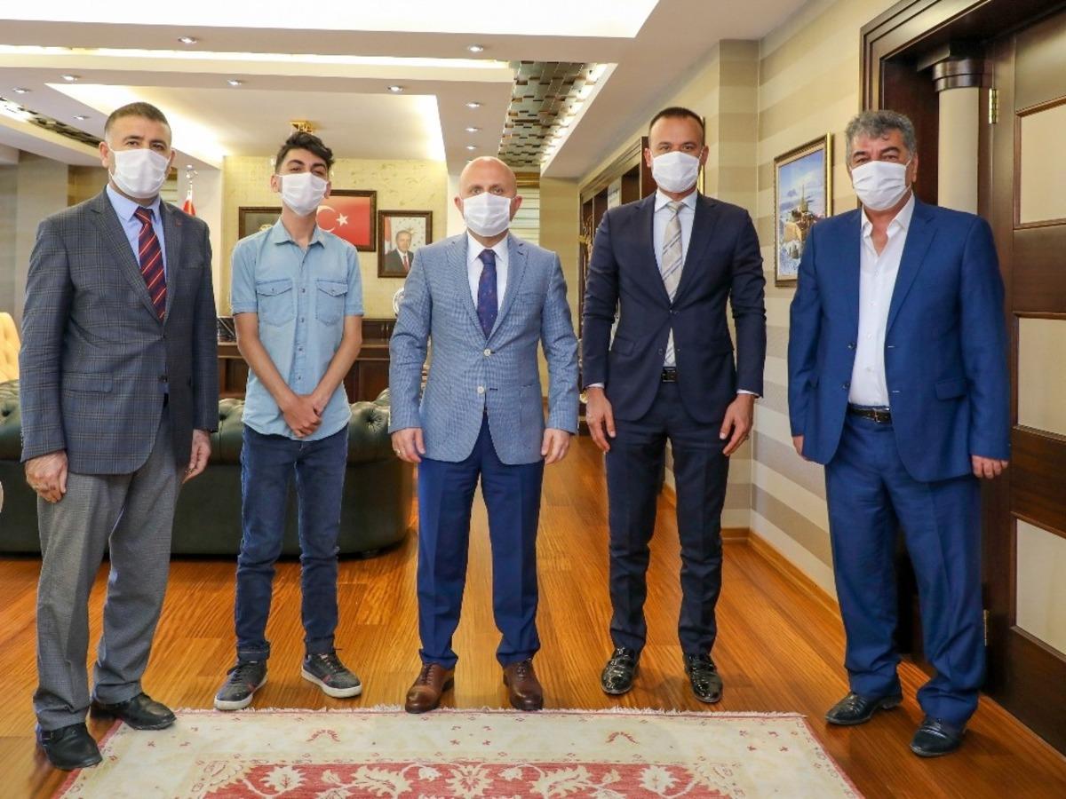 Vali Varol, Yazılım Şampiyonu Atılmış&rsquo;ı makamında kabul etti