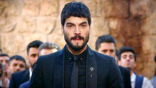 Denizde aşka gelen Akın Akınözü sevgilisini öpmelere doyamadı