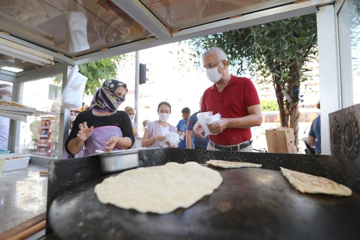Başkan Tarhan, maske dağıtıp vatandaşları uyardı