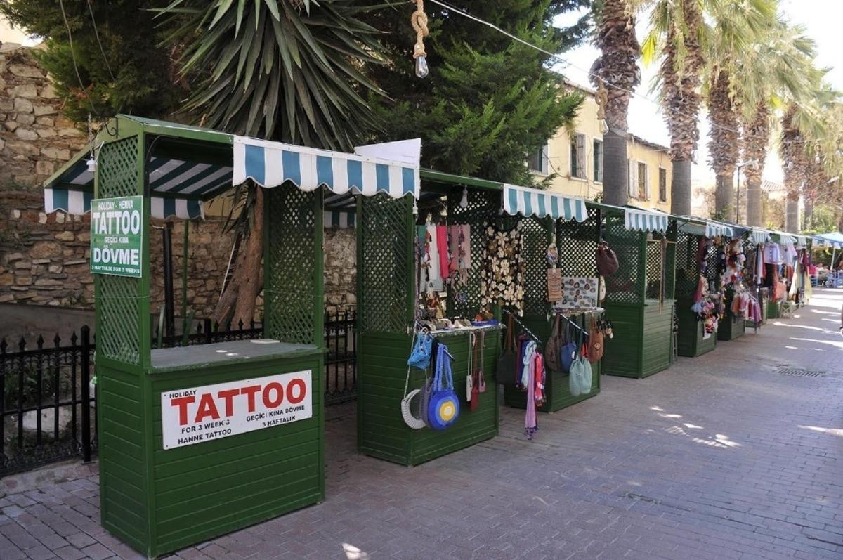 Modern ve estetik seyyar tezgahlar Kuşadası&rsquo;na renk katıyor