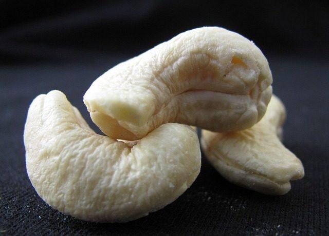 cashew-nuts-89103_640