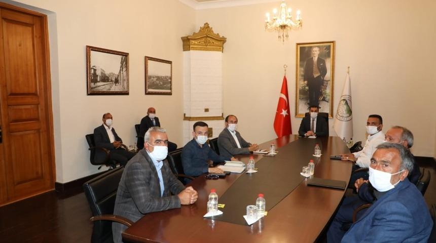 Vali &Ouml;ks&uuml;z muhtarlarla bir araya geldi