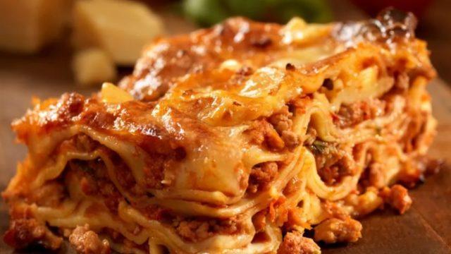 Lazanya tarifi: Uğraştığınıza değecek, parmaklarınızı yiyeceksiniz