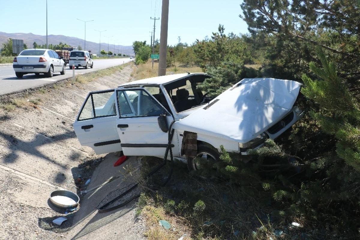 Otomobil yoldan &ccedil;ıktı: 2 yaralı