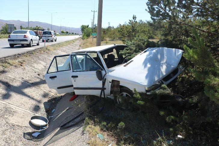 Otomobil yoldan çıktı: 2 yaralı G1