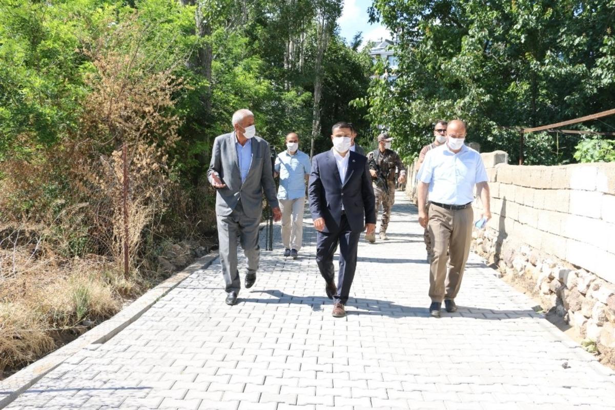 Kaymakam Mehmetbeyoğlu kilitli parke taşı &ccedil;alışmalarını inceledi