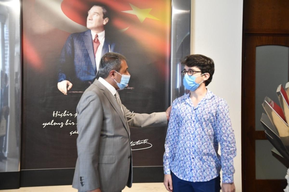 Vali Şıldak ilk 500&rsquo;e giren &ouml;ğrencileri kutladı