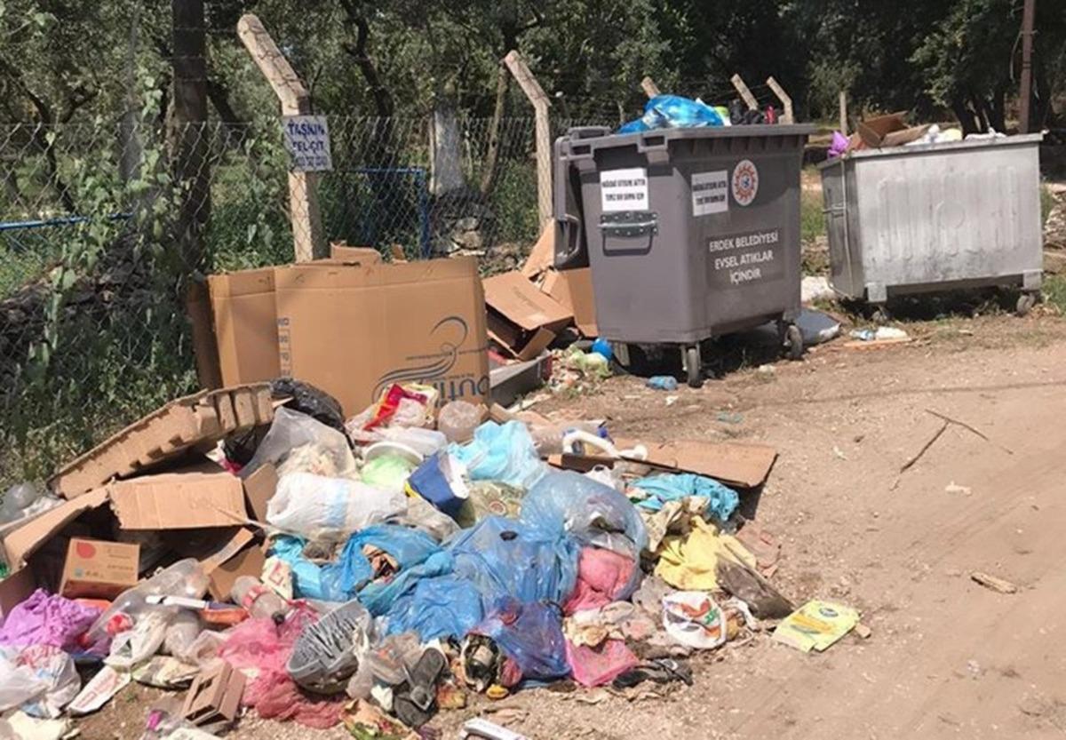 Tatilciler Erdek&rsquo;i &ccedil;&ouml;pl&uuml;ğe &ccedil;evirdi
