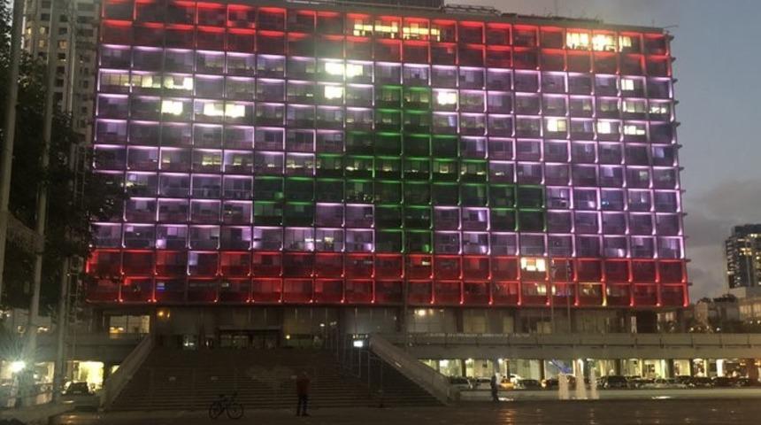 Tel Aviv Belediye binası Lübnan bayrağıyla aydınlatıldı