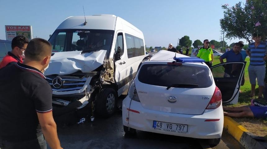 Dalaman&rsquo;da minib&uuml;sle otomobil &ccedil;arpıştı; 1 &ouml;l&uuml;