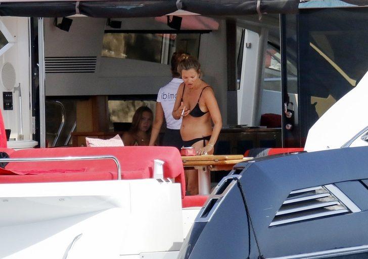 Dünyaca ünlü model Kate Moss, bikinili görüntülenmekten kurtulamadı G4