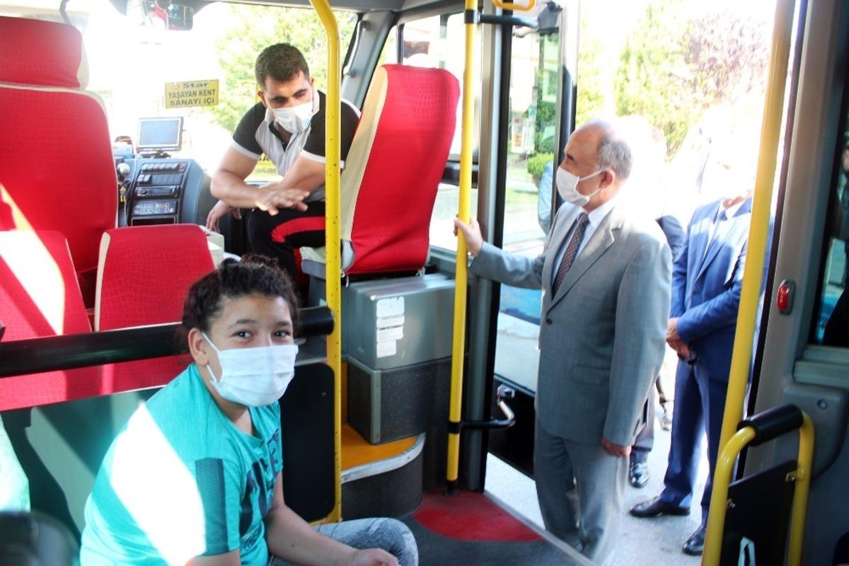 Vali denetime &ccedil;ıktı, minib&uuml;s şof&ouml;r&uuml; valiye dezenfektan ikram etti