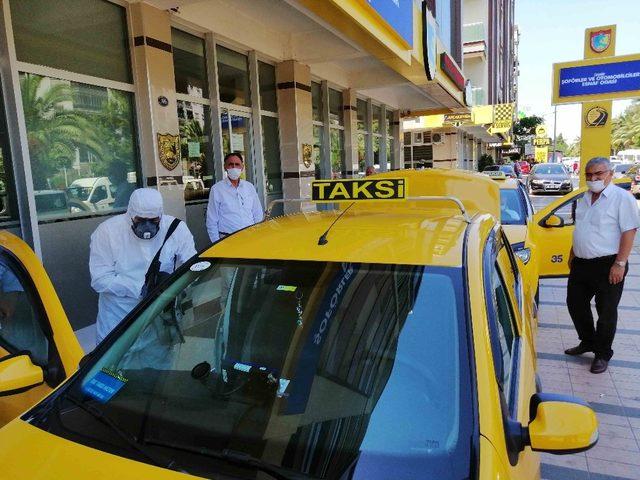 İzmir’deki taksiler sürekli dezenfekte ediliyor
