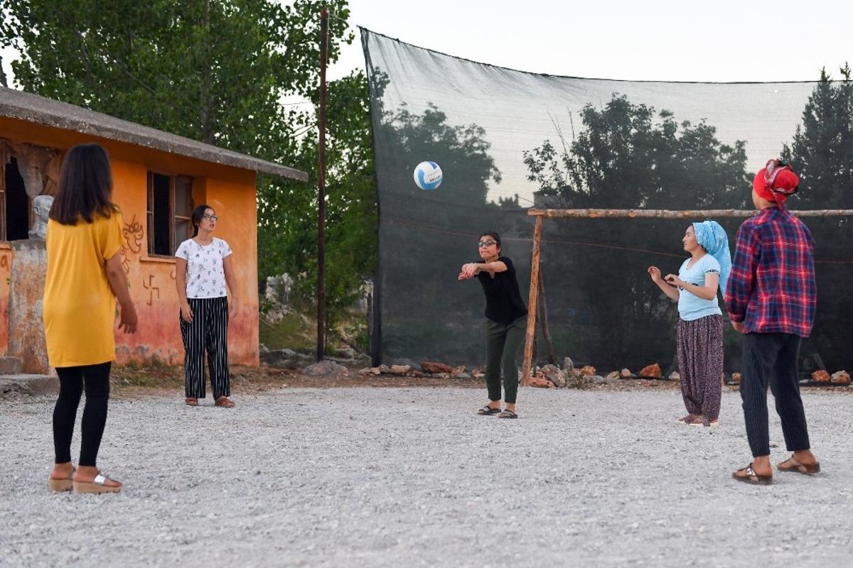 B&uuml;y&uuml;kşehir Belediyesinden, Yağda Mahallesi sakinlerine spor ekipmanı desteği
