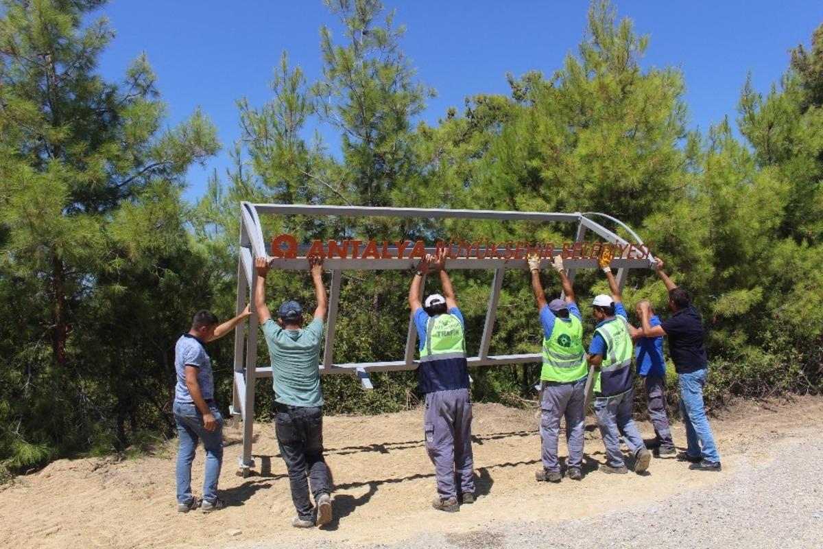 B&uuml;y&uuml;kşehir Belediyesi Manavgat&rsquo;a durak montajlarını s&uuml;rd&uuml;rd&uuml;