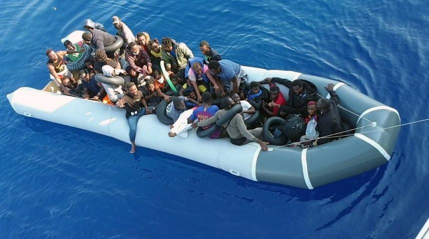 Botun motorunu s&ouml;k&uuml;p T&uuml;rk karasularına ittiler