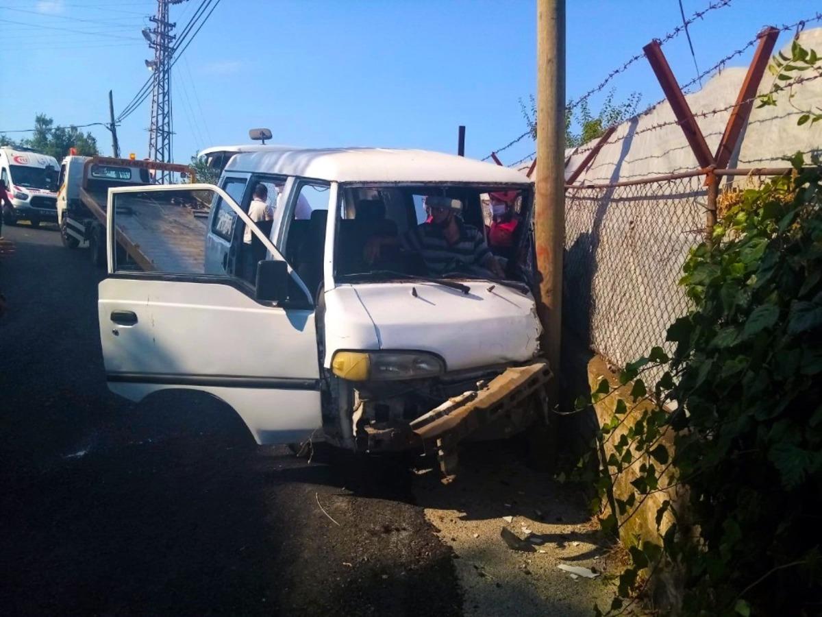 Freni patlayan minib&uuml;s elektrik direğine &ccedil;arparak durabildi