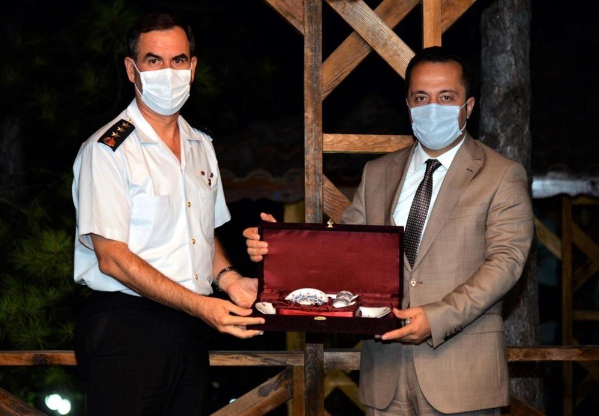 İl Jandarma Komutanı Albay Ağaoğlu ve Defterdar Şahin&rsquo;e veda yemeği