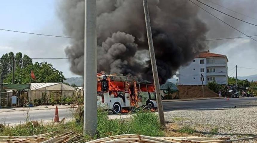 &Ccedil;ınarcık&rsquo;ta minib&uuml;s alev alev yandı