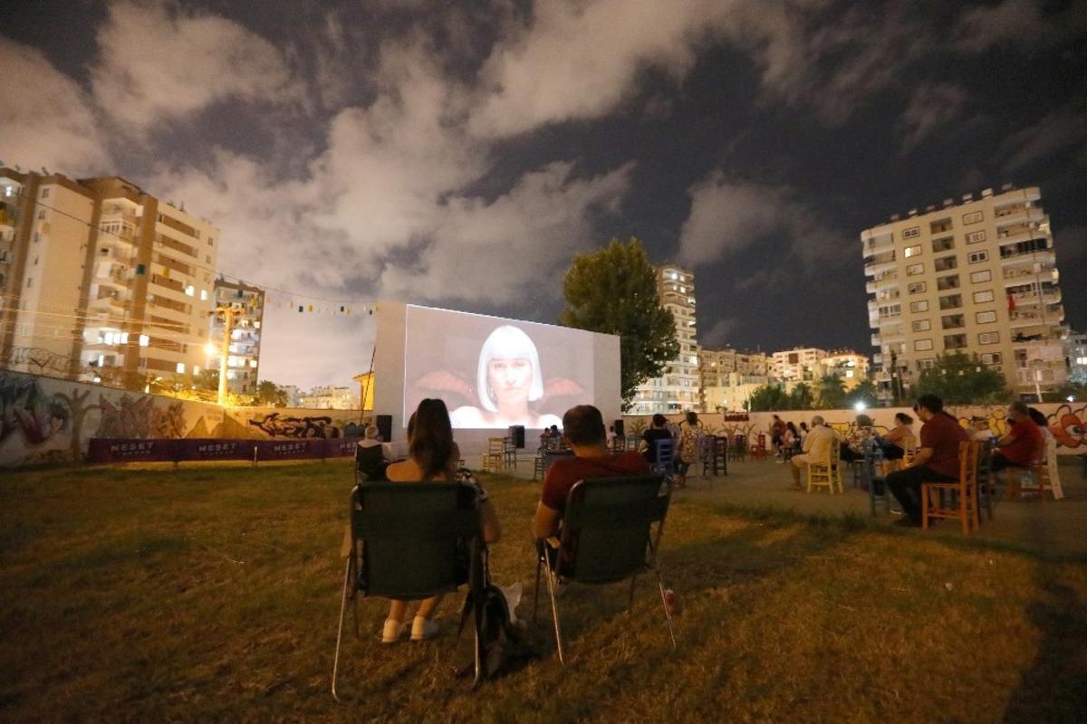 Mezitli&rsquo;de yazlık sinema g&uuml;nleri başladı