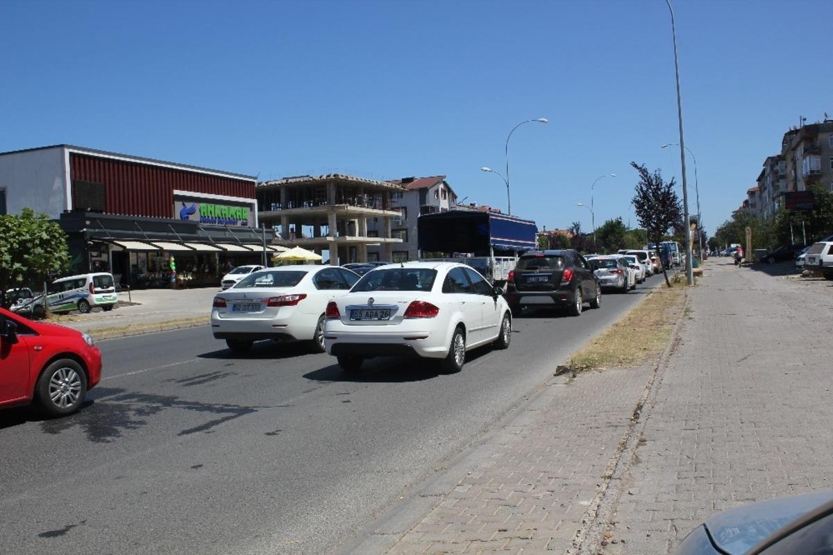 &Ccedil;evre yolundaki &ccedil;alışma il&ccedil;ede trafiği fel&ccedil; etti