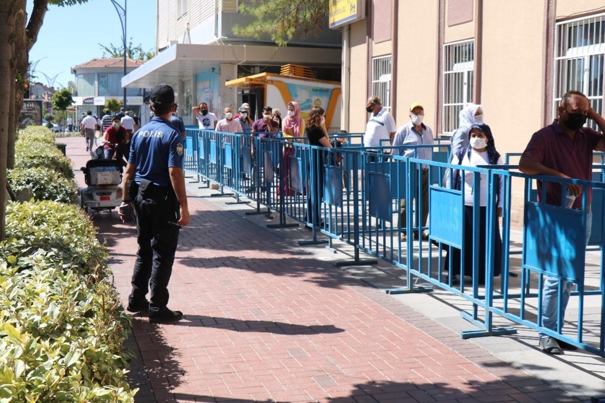 Vali Akın: "Korona vir&uuml;s s&uuml;recini hep birlikte atlatacağız"