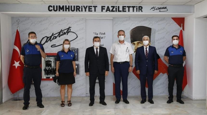 Başkan Batur&rsquo;dan zabıtaya pandemi teşekk&uuml;r&uuml;