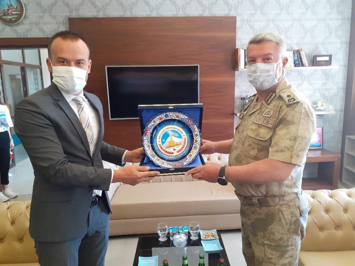 Ağrı İl Jandarma Komutanı &Ouml;zkul&rsquo;dan Milli Eğitim M&uuml;d&uuml;r&uuml; Tekin&rsquo;e veda ziyareti