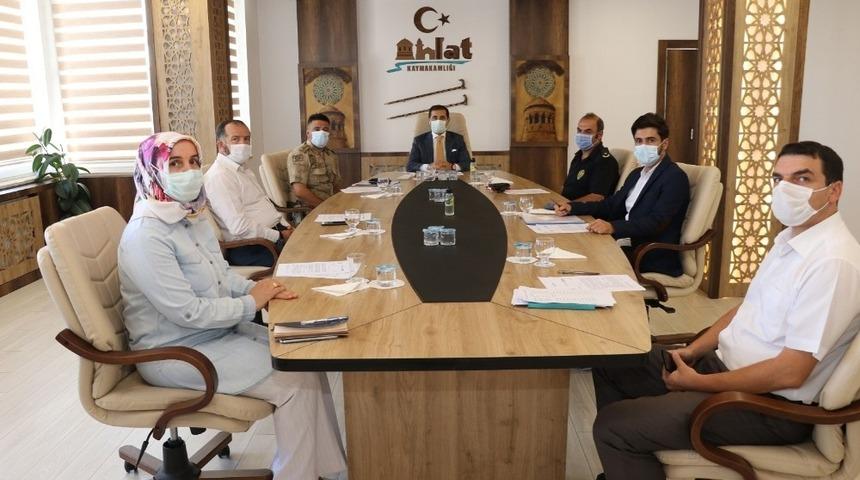 Ahlat&rsquo;ta korona vir&uuml;sle m&uuml;cadele toplantısı