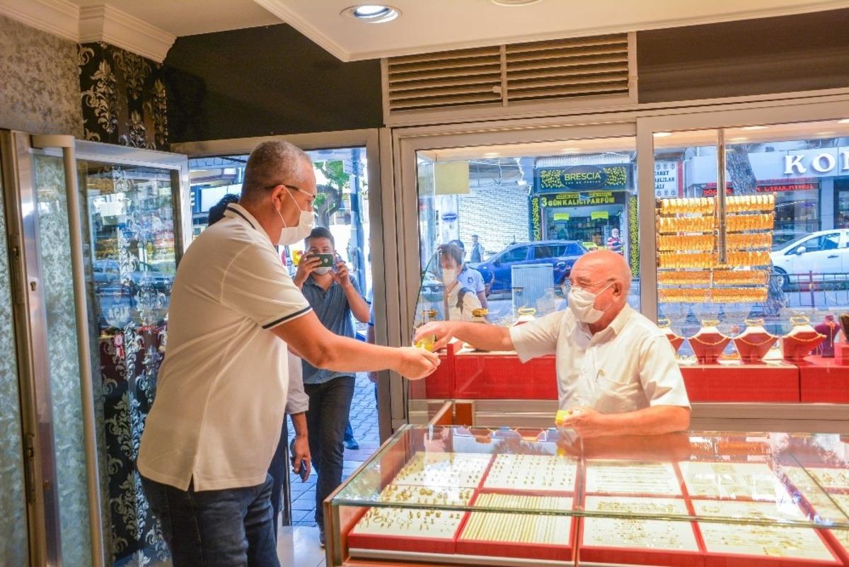 Başkan &Ouml;zkan, esnafı dolaşarak korona vir&uuml;s tedbirlerini denetledi