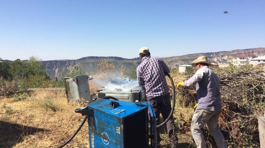 Tut Belediyesi &ccedil;&ouml;p konteynerlerini dezenfekte etti