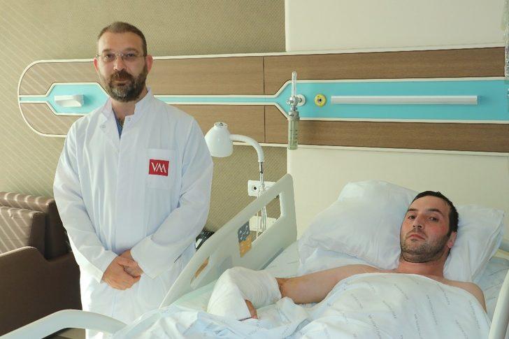 İş kazasında kopmuştu! Fabrika işçisinin kolu 12.5 saatte yerine dikildi G4