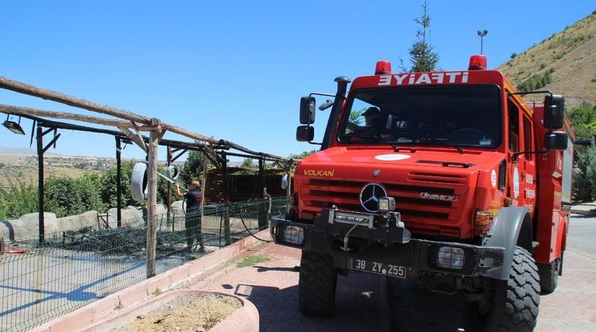 İş yerini benzin d&ouml;k&uuml;p yaktı &rsquo;Yanlışlıkla &ccedil;ıktı yangın&rsquo; dedi
