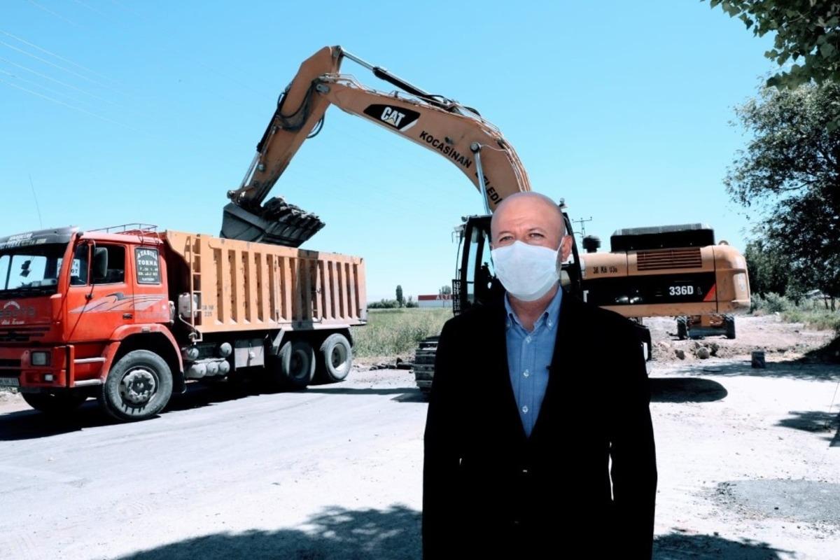 Başkan &Ccedil;olakbayrakdar: &ldquo;Biz sadece asfalt d&ouml;km&uuml;yoruz, yol yapıyoruz&rdquo;