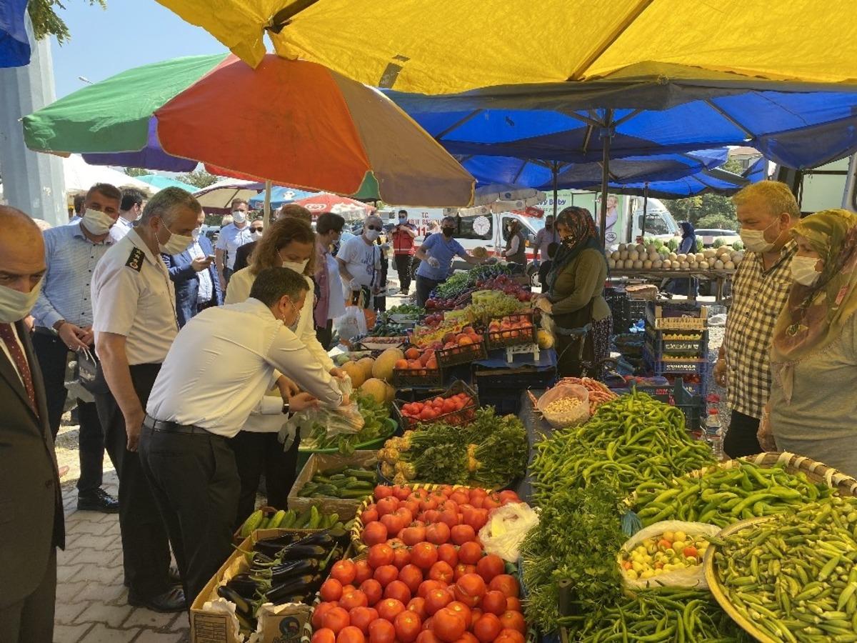Kız &ccedil;ocuğu maske takmadığını fark edince eliyle ağzını kapattı, Vali Atay maske hediye etti